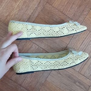 New 8M Crocheted Yellow Khaki Ballet Flats w Bow